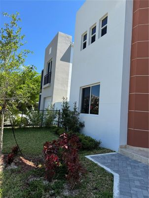 Backyard, Exterior, Facade, Modern