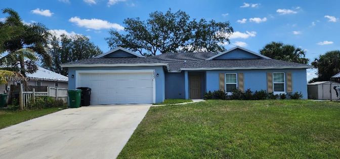 Attached, Exterior, Facade, Ranch