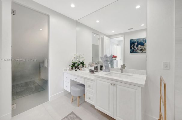 Bathroom, Interior, Recessed Lighting