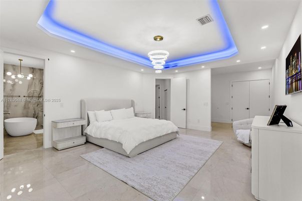 Bathroom, Bedroom, Free Standing Baths, Interior, Pendant Lights, Recessed Lighting