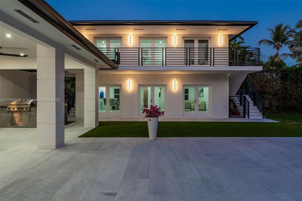 Exterior, Facade, Modern