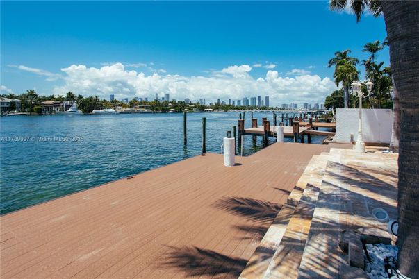 Exterior, Lake