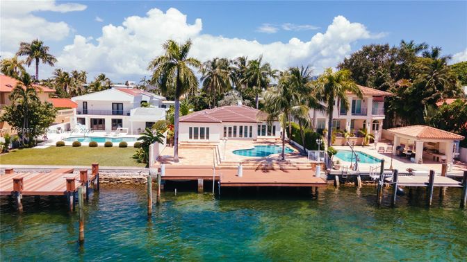 Exterior, Lake
