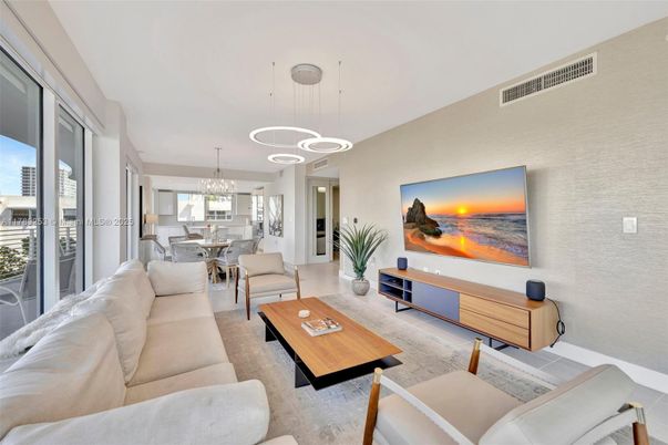 Chandelier, Dining room, Interior, Living room, Pendant Lights