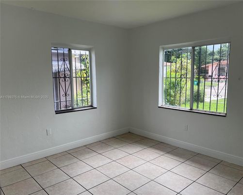 Empty room, Interior
