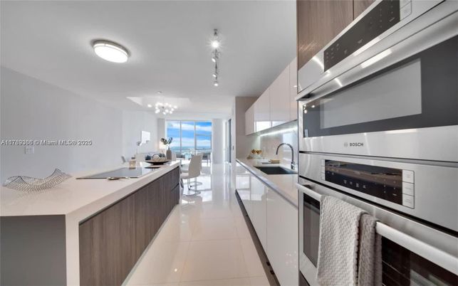 Chandelier, Dining room, Interior, Kitchen, Stainless Steel Appliances