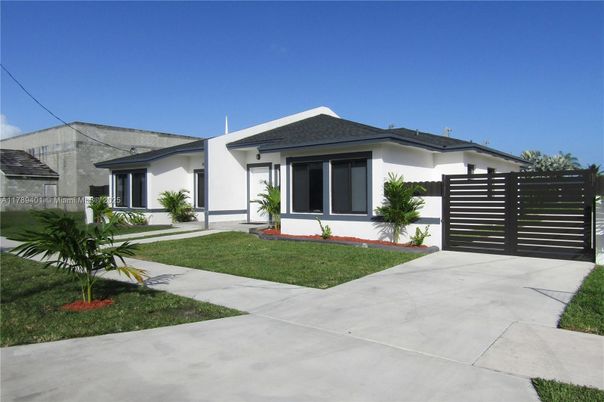 Exterior, Facade, Ranch