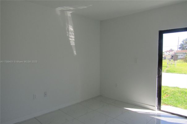 Empty room, Interior