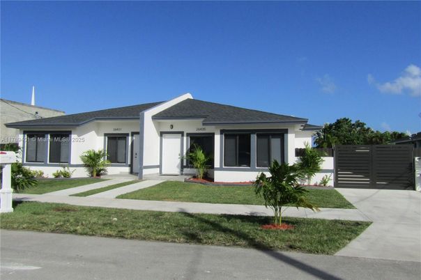 Exterior, Facade, Ranch