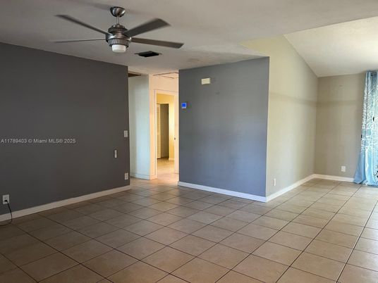 Empty room, Interior