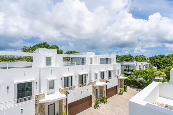 Exterior, Facade, Modern