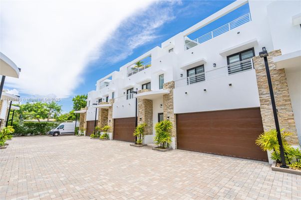 Attached, Exterior, Facade, Modern