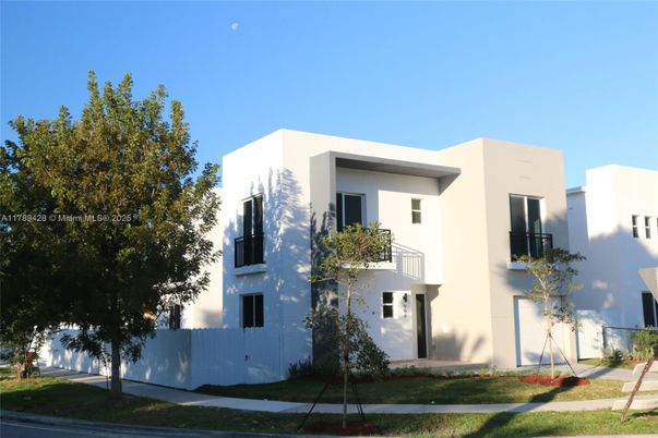 Exterior, Facade, Modern