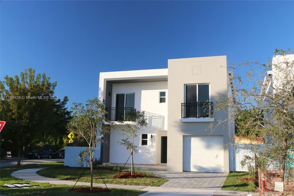 Attached, Exterior, Facade, Modern