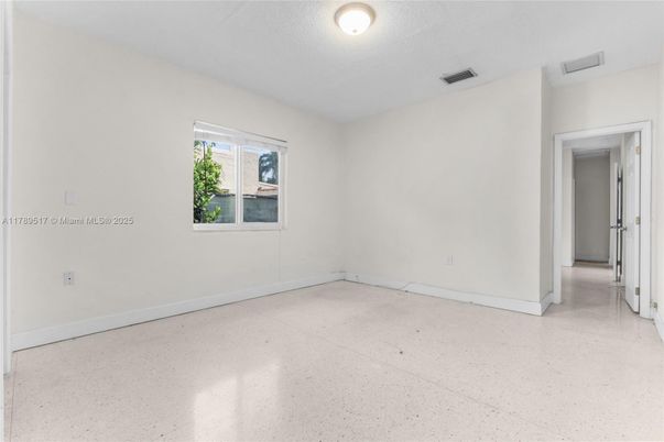 Empty room, Interior