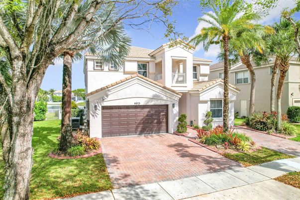 Attached, Exterior, Facade, Mediterranean