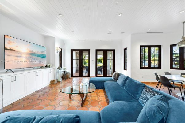 Dining room, Interior, Living room, Pendant Lights, Recessed Lighting