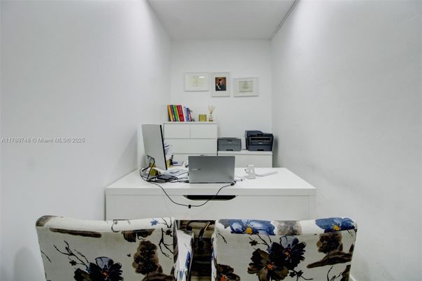Home Office, Interior