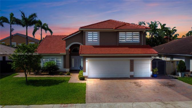 Attached, Exterior, Facade, Mediterranean