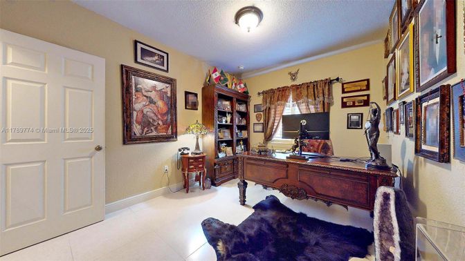 Home Office, Interior