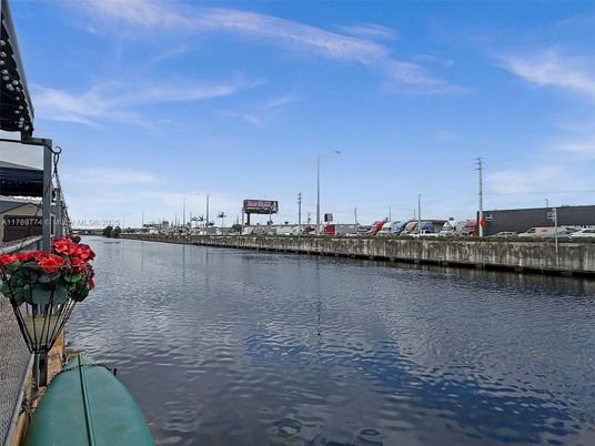 Exterior, Lake