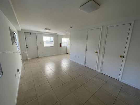 Empty room, Interior