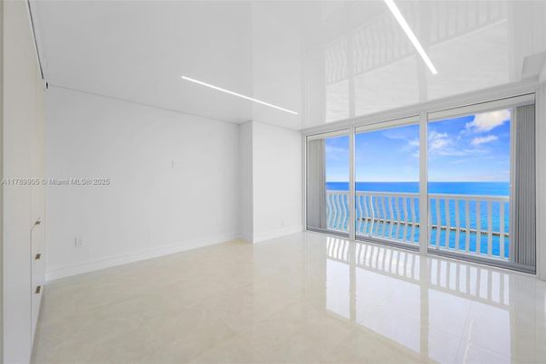 Empty room, Interior, Recessed Lighting, Water