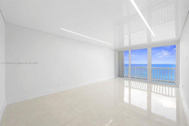 Empty room, Interior, Recessed Lighting, Water