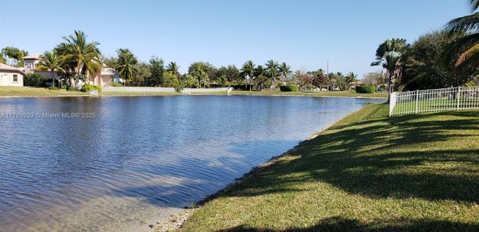 Exterior, Lake