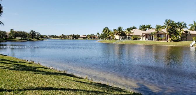 Exterior, Lake