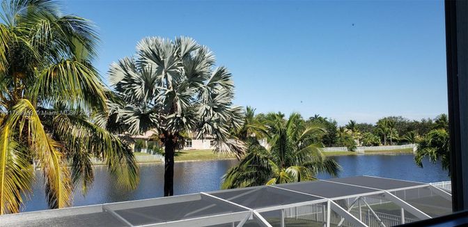 Exterior, Lake