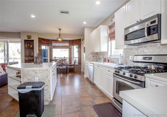 Dining room, Interior, Kitchen, Pendant Lights, Recessed Lighting, Stainless Steel Appliances
