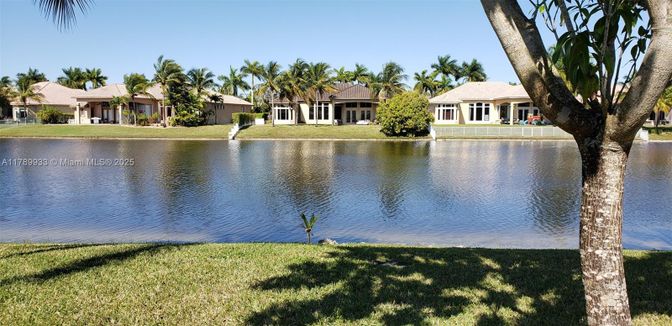 Exterior, Lake