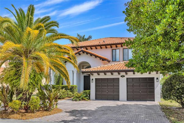 Attached, Exterior, Facade, Mediterranean