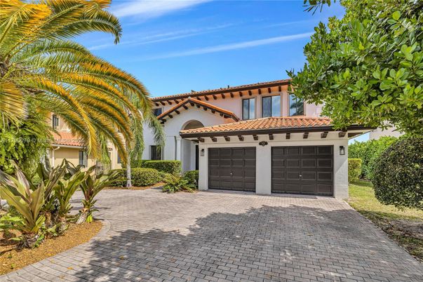 Attached, Exterior, Facade, Mediterranean