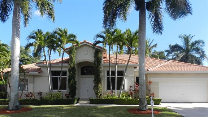 Attached, Exterior, Facade, Mediterranean
