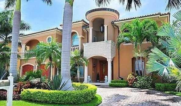Exterior, Facade, Mediterranean