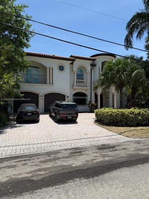 Attached, Exterior, Facade, Mediterranean