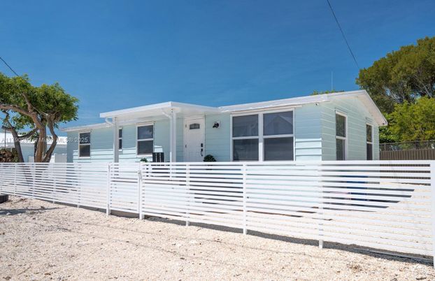 Exterior, Facade, Modern