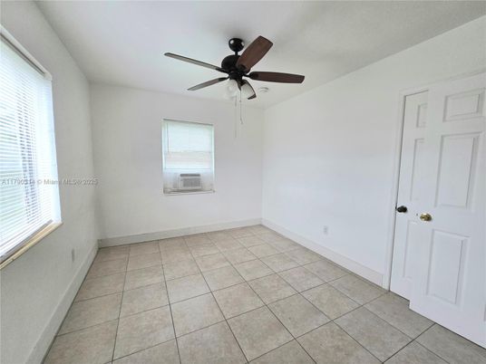 Empty room, Interior