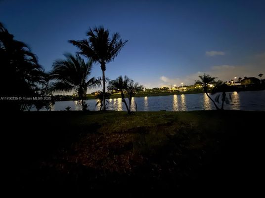 Exterior, Lake