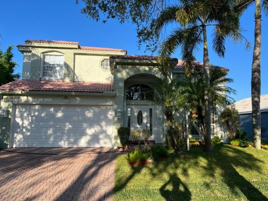 Attached, Exterior, Facade, Mediterranean