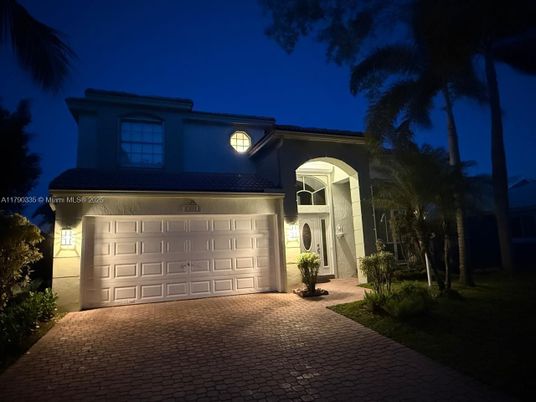 Attached, Exterior, Facade, Mediterranean