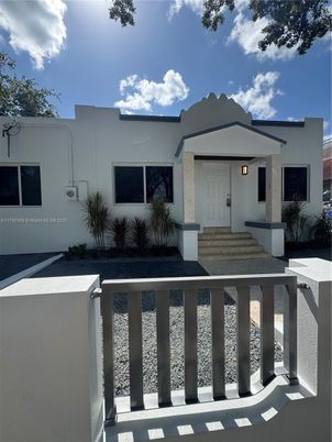 Exterior, Facade, Modern