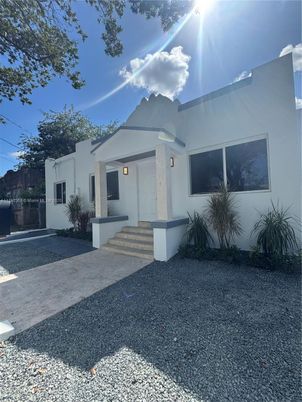 Exterior, Facade, Modern