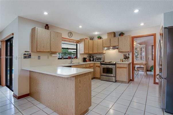 Dining room, Interior, Kitchen, Recessed Lighting, Stainless Steel Appliances
