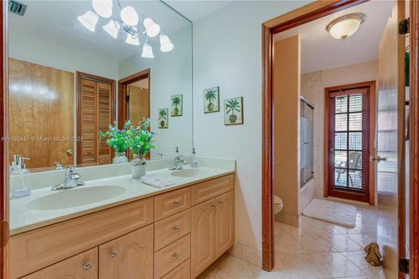 Bathroom, Dual Sink Vanities, Interior