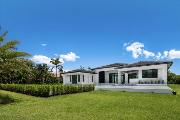 Backyard, Exterior, Facade, Ranch