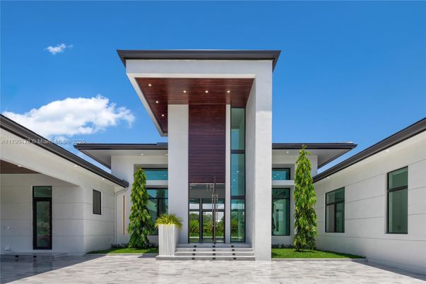 Exterior, Facade, Modern