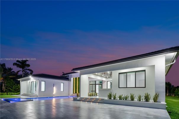 Exterior, Facade, Pool, Modern